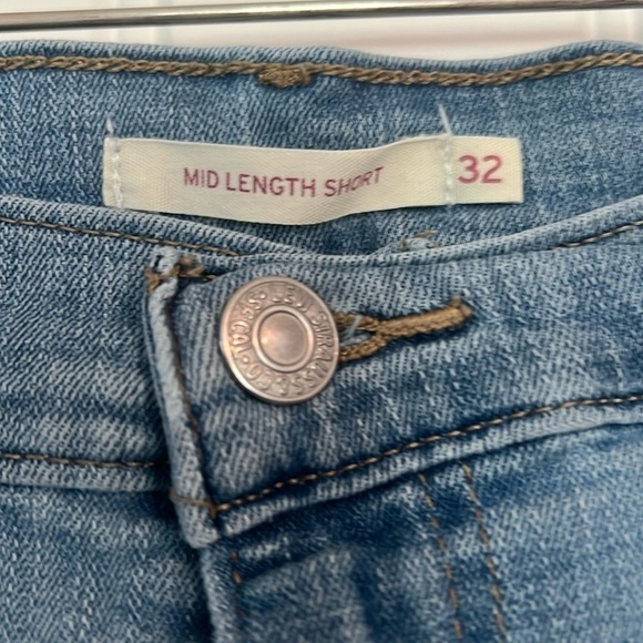 Levi’s mid length Jean Shorts Size 32 - Picture 5 of 5